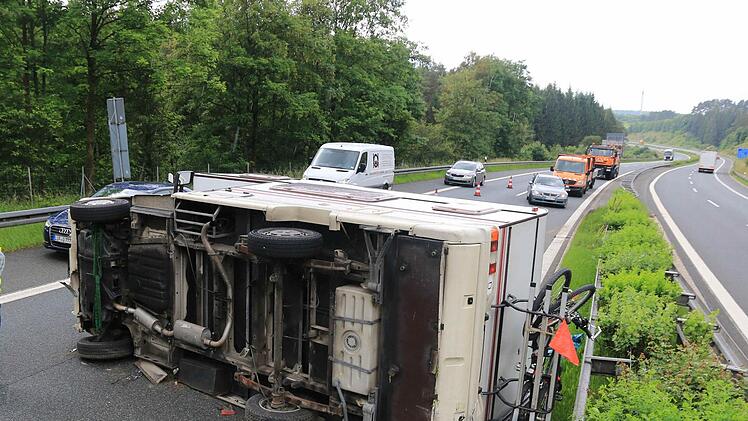 In der Folge eines Auffahrunfalls auf der A9 am Freitagnachmittag wurde ein Wohnmobil über die Autobahn geschleudert. Die Beifahrerin wurde dabei verletzt. Symbolfoto: NEWS5/Merzbach