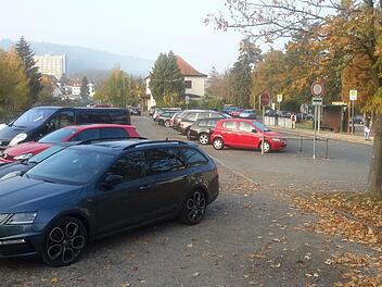 Umgestaltet werden sollen im kommenden Jahr der Bad Brückenauer Busbahnhof und die angrenzenden Pkw-Parkplätze.    Rolf Pralle