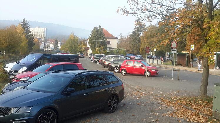 Umgestaltet werden sollen im kommenden Jahr der Bad Brückenauer Busbahnhof und die angrenzenden Pkw-Parkplätze.    Rolf Pralle