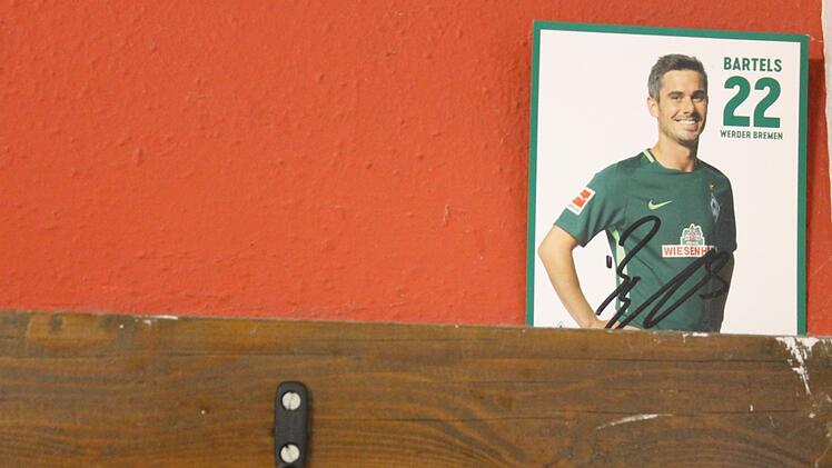 Trainer Patrick Weber ist großer Fan von Werder Bremen. Deshalb  hat ein Autogramm von Fin Bartels auch einen Ehrenplatz.  Foto: Dominic Buckreus