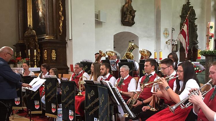 Die Feuerbergmusikanten begeisterten mit ihrem  Konzert auf dem Kreuzberg. Foto: Regina Rinke