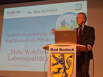 Zum Auftakt des Pilotprojekts "Mehr Wohlbefinden und Lebensqualität im Alter" erklärte Franz Müntefering in Bad Rodach, worauf es ankommt, wenn dieser Anspruch für Senioren erfüllt werden soll.Rainer Lutz