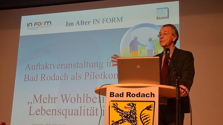 Zum Auftakt des Pilotprojekts "Mehr Wohlbefinden und Lebensqualität im Alter" erklärte Franz Müntefering in Bad Rodach, worauf es ankommt, wenn dieser Anspruch für Senioren erfüllt werden soll.Rainer Lutz