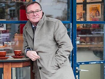 "Die Wahl wird kein Selbstläufer", sagt OB Andreas Starke vor dem Café Rondo mit Blick auf die Plakate seiner Konkurrenten gegenüber. Hier kommt er gerne kurz vorbei, trinkt lauwarmen Kaffee und hört den Bambergern zu - oder trifft Familienangehörige. Matthias Hoch