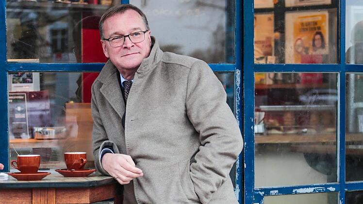 "Die Wahl wird kein Selbstl&auml;ufer", sagt OB Andreas Starke vor dem Caf&eacute; Rondo mit Blick auf die Plakate seiner Konkurrenten gegen&uuml;ber. Hier kommt er gerne kurz vorbei, trinkt lauwarmen Kaffee und h&ouml;rt den Bambergern zu - oder trifft Familienangeh&ouml;rige. Matthias Hoch