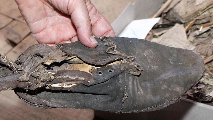 Auch ein Schuh gehört zu den Fundstücken.    Foto: Evi Seeger