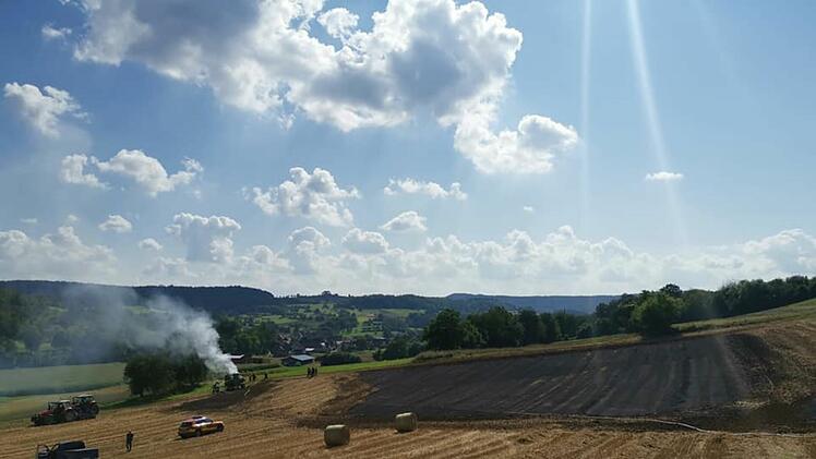 Rauchentwicklung bei Uetzing: Eine landwirtschaftliche Maschine war in Vollbrand geraten.