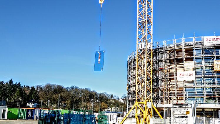Die Einzelelemente f&uuml;r die Glasfassade am Globe werden montiert.Foto: Jochen Berger