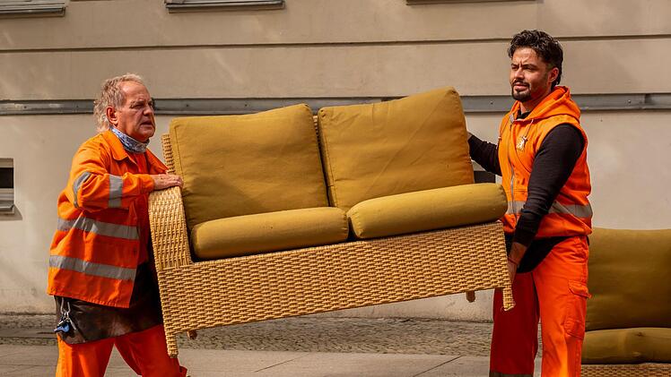 Weil in ganz Berlin illegal Sperrm&uuml;ll abgestellt wird, m&uuml;ssen Werner (Uwe Ochsenknecht, links),  Tarik (Aram Arami) und ihre Kollegen Sonderschichten fahren.