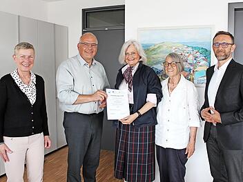 Die F&ouml;rderurkunde wurde &uuml;bergeben (v.&nbsp;l.): Leader-Managerin Marion Rossa-Schuster, Landrat Hanng&ouml;rg Zimmermann, Regine Bleckmann, Heidi Schweidler und Tobias Kraus (alle Kulturverein Wirnt von Gr&auml;fenberg).
