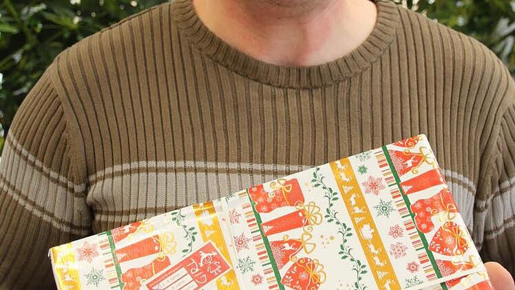Dieter Densch engagiert sich seit neun Jahren für die Aktion "Weihnachten im Schuhkarton". Foto: Markus Reeh