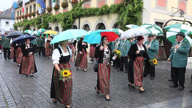 Defilee am Rathaus: Der traditionelle Vorbeimarsch der Scharfschützinnen und Scharfschützen am Rathaus war heuer gut beschirmt.