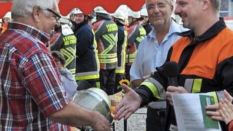 Kommandant Stefan Liebl (rechts) und Bürgermeister Jürgen Kohmann (Mitte) verabschieden Hermann Gummerum aus dem aktiven Dienst.