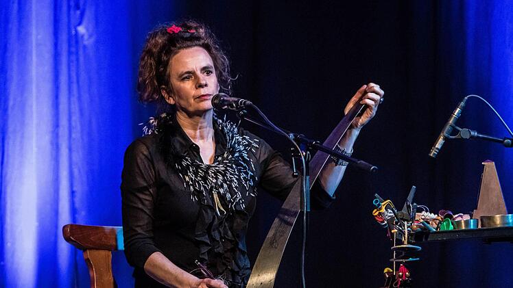 Nessi Tausendschön bei ihrem Auftritt im "Schwarzen Bären". Foto: Jochen Berger