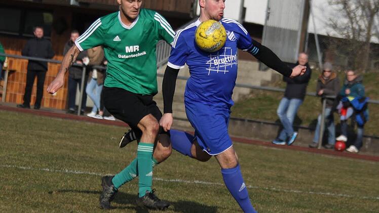 Beim SV Pretzfeld gab es nach dem deutlichen 6:0-Sieg gegen Tabellenführer Langensendelbach personelle Engpässe. Diese sind auch vor dem Infranken-Kick aus der A-Klasse 3 nicht zum Tragen gekommen. So ist es beispielsweise fraglich, ob Spielführer Michael Streibel (r.) gegen "Lada" aufläuft.  Foto: Uwe Kellner