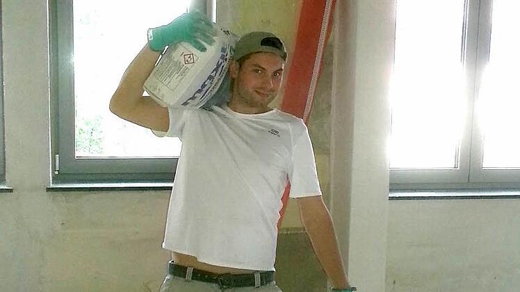 Julian Hornung beim Zementsack-Schleppen Foto: privat