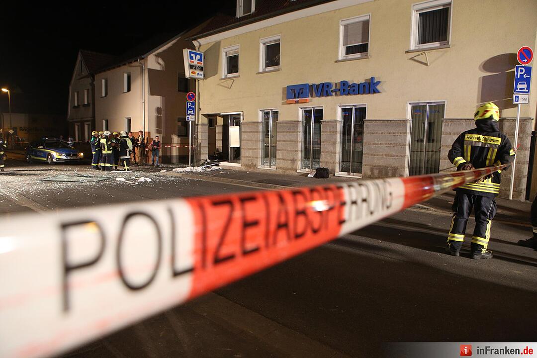 Unbekannte sprengen Geldautomat im Kreis Schweinfurt – Großfahndung läuft