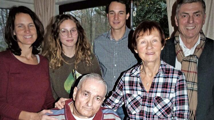 Das Jubelpaar Werner und Rosemarie Brauner mit (von links) Tochter Claudia Kaupper, Enkeltochter Isabell, Enkelsohn Raphael und Bürgermeister Siegfried Decker Foto: Werner Reißaus