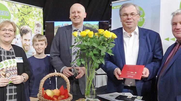 Zwei Tage präsentierte sich die"Lebensregion plus". Unser Bild zeigt beim "Schichtwechsel" am Sonntag (von links) Oberaurachs Dritte Bürgermeisterin Sabine Weinbeer, Knetzgaus Bürgermeister Stefan Paulus, der Sohn Matti mitgebracht hatte, Sands Bürgermeister Bernhard Ruß und Bürgermeister Alfons Hartlieb aus Stettfeld.  Foto: pr