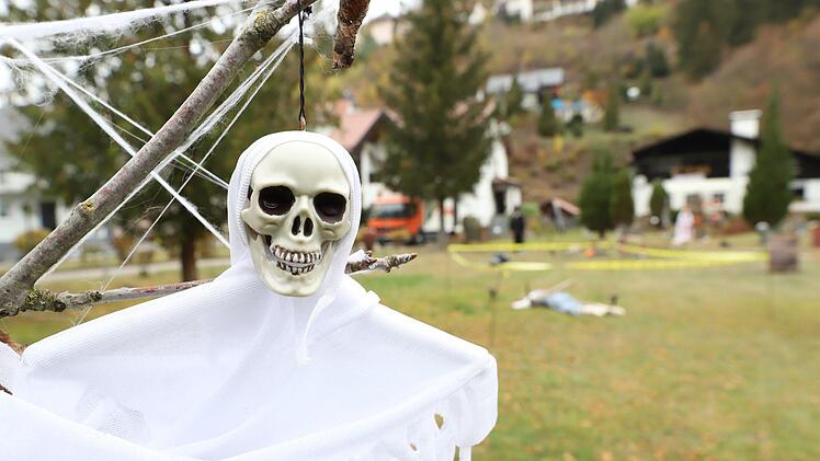 Sich zuprostende Geister, blutige Gestalten und offene Gräber: Sabrina de Groot hat sich einiges einfallen lassen, um ihren Garten in Wilhelmsthal in den zwei Wochen vor Halloween schaurig schön zu gestalten. Foto: Marian Hamacher