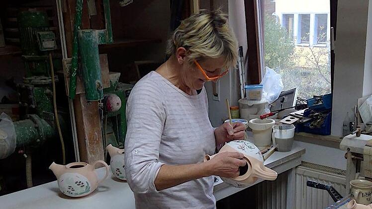 Die Bemalung von Hand gehört bei Handarbeit dazu. Foto: Bastian Reusch
