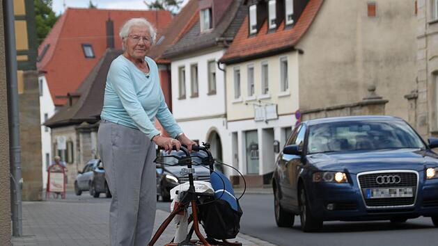 Die 87-jährige Charlotte Holdinghausen wohnt in der Bamberger Straße in Forchheim und wünscht sich, dass dem überlauten Autolärm und den zu schnell fahrenden Pkw in der Innenstadt Einhalt geboten wird. Foto: Ronald Heck