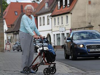 Die 87-jährige Charlotte Holdinghausen wohnt in der Bamberger Straße in Forchheim und wünscht sich, dass dem überlauten Autolärm und den zu schnell fahrenden Pkw in der Innenstadt Einhalt geboten wird. Foto: Ronald Heck
