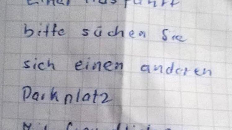 Anonyme Schreiben weisen darauf hin, dass die parkenden Autos an anderen Stellen der Grünbürgstraße nicht willkommen sind. Foto: privat