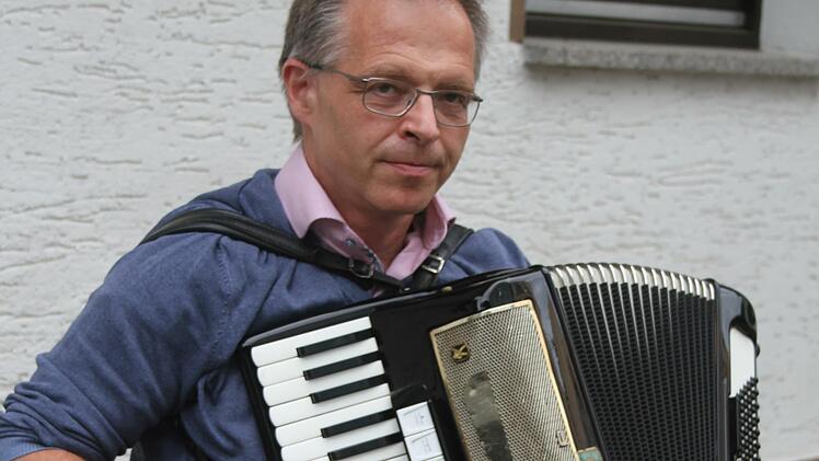 Georg Wunder vom beruflichen Schulzentrum sorgte für Stimmungsmusik bei der Bier- und Bratwurstverkostung,