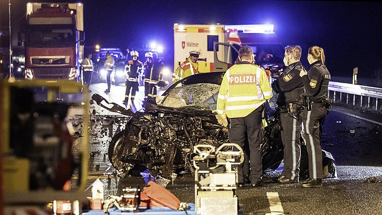 Nach Kollision mit Sattelzug: Person verstirbt noch an der Unfallstelle