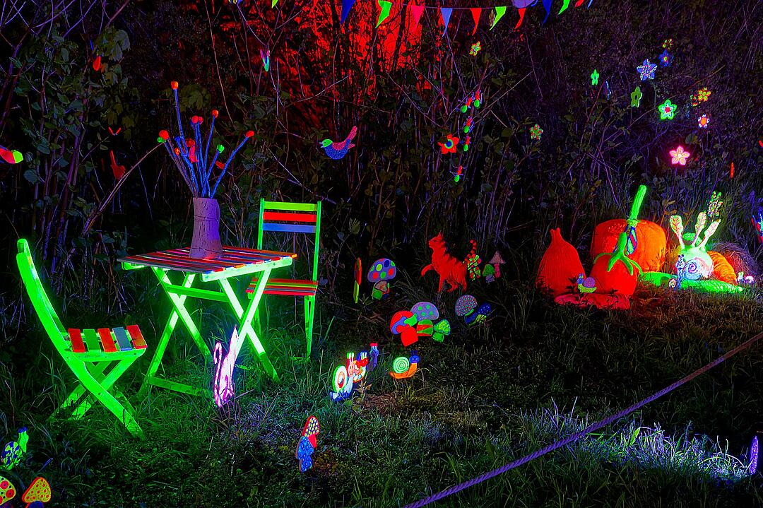 Eine magische Kulisse mit effektvoll platzierter Lichtkunst.