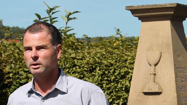 Michael Bauer vor einem Grabmal aus der Biedermeier-Zeit
