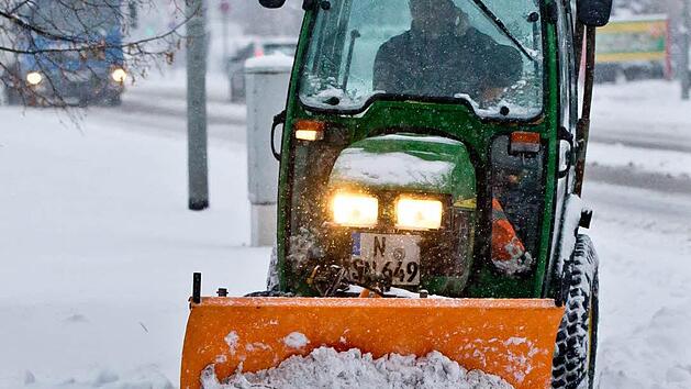 Ein Räumfahrzeug in Aktion. In Sulzthal gab es am Montagabend heftige Kritik am gültigen Räum- und Streuplan. Insbesondere die Aussiedlerhöfe seien nicht berücksichtigt. Foto: Daniel Karmann/dpa