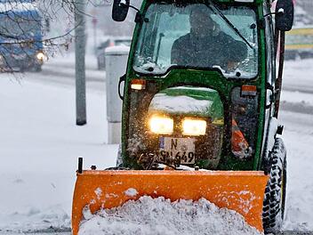 Ein Räumfahrzeug in Aktion. In Sulzthal gab es am Montagabend heftige Kritik am gültigen Räum- und Streuplan. Insbesondere die Aussiedlerhöfe seien nicht berücksichtigt. Foto: Daniel Karmann/dpa