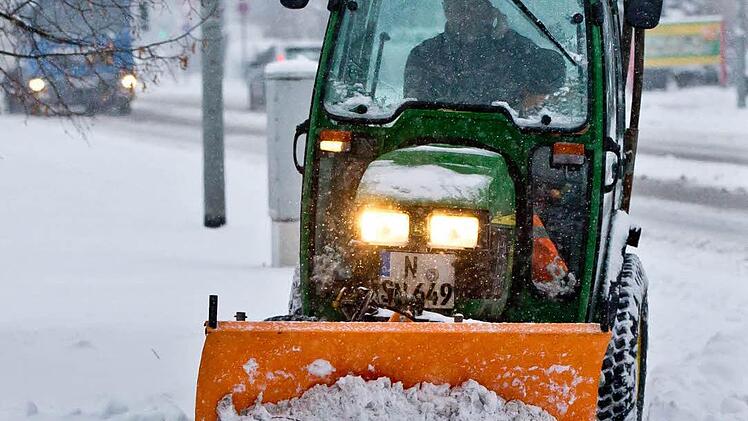Ein Räumfahrzeug in Aktion. In Sulzthal gab es am Montagabend heftige Kritik am gültigen Räum- und Streuplan. Insbesondere die Aussiedlerhöfe seien nicht berücksichtigt. Foto: Daniel Karmann/dpa