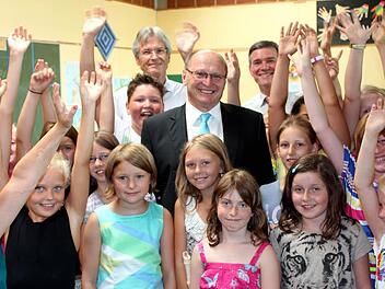Wenn die Sommerferien bevorstehen, tut Abschied weniger weh. Mit Hurra verabschieden die Schüler der Volksschule den beliebten Schulleiter Herbert Römmelt im Beisein von Schulrat Norbert Zwicker und dem Schulverbandsvorsitzenden Peter Kornell. Fotos: Peter Pfannes