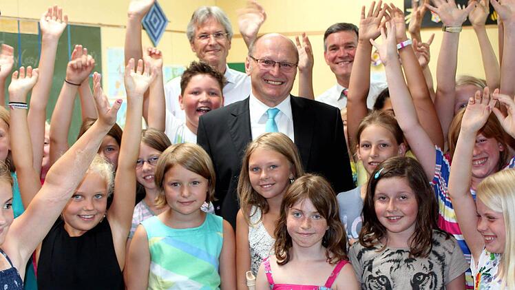 Wenn die Sommerferien bevorstehen, tut Abschied weniger weh. Mit Hurra verabschieden die Schüler der Volksschule den beliebten Schulleiter Herbert Römmelt im Beisein von Schulrat Norbert Zwicker und dem Schulverbandsvorsitzenden Peter Kornell. Fotos: Peter Pfannes