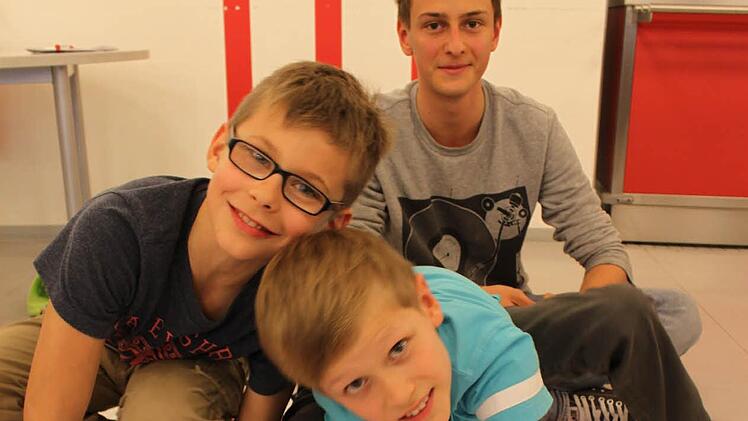 Tim und Nick aus der Sinnberg-Grundschule spielen am liebsten "Mathematik-Twister". Jan Ertl vom Jack-Steinberger-Gymnasium betreut die Viertklässler und kontrolliert die Rechenergebnisse. Foto: Carmen Schmitt