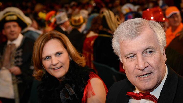 Bayerns Ministerpräsident Horst Seehofer (CSU) und seine Frau Karin nehmen am 21.02.2014 an der Prunksitzung des Fränkischen Fastnachtsverbandes «Fastnacht in Franken» in Veitshöchheim bei Würzburg (Bayern) teil. Vertreter aus Politik, Gesellschaft und Kirchen sind zur 27. Ausgabe der Frankenfastnacht geladen. Sie müssen sich auf der Prunksitzung auf derbe Sprüche, Spott und Hohn einstellen. Foto: David Ebener/dpa