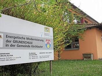 Derzeit wegen der Osterferien verwaist, aber gut verwaltet: Die energetische Sanierung des Grundschulgebäudes in Kirchlauter wirkt sich positiv aus. Da weniger Energiekosten anfallen, steht mehr Geld für Stühle und Bücher zur Verfügung und die beiden beteiligten Gemeinde müssen weniger Umlage überweisen. Foto: Ralf Kestel