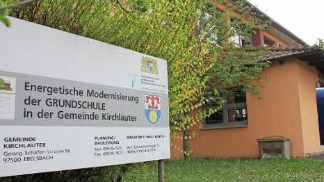Derzeit wegen der Osterferien verwaist, aber gut verwaltet: Die energetische Sanierung des Grundschulgebäudes in Kirchlauter wirkt sich positiv aus. Da weniger Energiekosten anfallen, steht mehr Geld für Stühle und Bücher zur Verfügung und die beiden beteiligten Gemeinde müssen weniger Umlage überweisen. Foto: Ralf Kestel