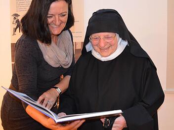 M. Gertraud Reiter (OSB), die emeritierte Äbtissin der Abtei Maria Frieden Kirschletten, hat ihre Vorgängerin im Amt Edeltraut Danner (OSB) porträtiert. Hier im Gespräch mit Renate Kühhorn. Fotos: Andrea Spörlein