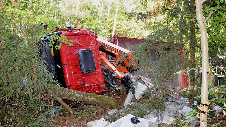 Der Lkw war von der Straße abgekommen, riss einen Baum um und kippte auf die Seite. Fotos: Peter Rauch