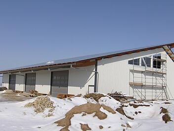 An diese Halle des Bauunternehmers würde er gerne sein Wohnhaus direkt anbauen. Foto: Petra Malbrich
