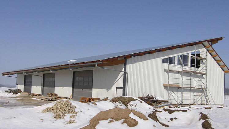 An diese Halle des Bauunternehmers würde er gerne sein Wohnhaus direkt anbauen. Foto: Petra Malbrich