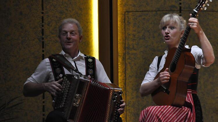 Echte fränkische Musik aus der Rhön präsentierte das "Duo Helmut und Daniela."  Foto: Peter Klopf