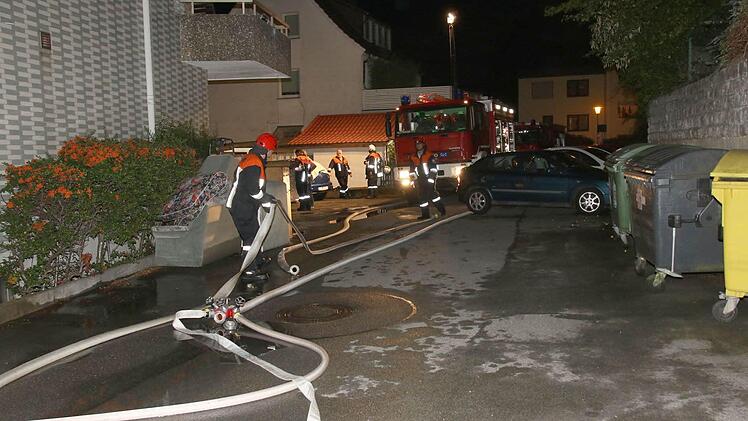 Großeinsatz der Coburger Feuerwehr bei einem Wohnungsbrand in der Samuel-Schmidt-Straße, der sich als Brandstiftung erwies.Foto: Michael Stelzner