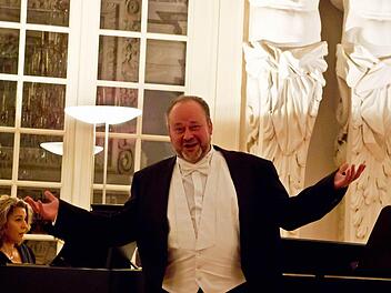"Zauber der Operette": Beate und Pieter Roux gastierten im Riesensaal der Coburger Ehrenburg.Foto: Jochen Berger