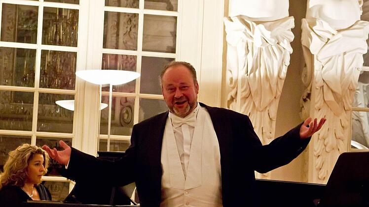"Zauber der Operette": Beate und Pieter Roux gastierten im Riesensaal der Coburger Ehrenburg.Foto: Jochen Berger