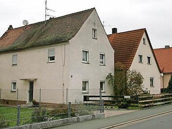 Erst nach Abriss von vier Anwesen an der Fabrikstraße kann das ehrgeizige Stadtentwicklungs-Projekt verwirklicht werden. Ein Objekt wird für die Zufahrt benötigt, drei noch bewohnte Häuser (Foto) sollen dem Bürgerhaus und einer Grünanlage weichen.   Archivfoto: Werner Baier
